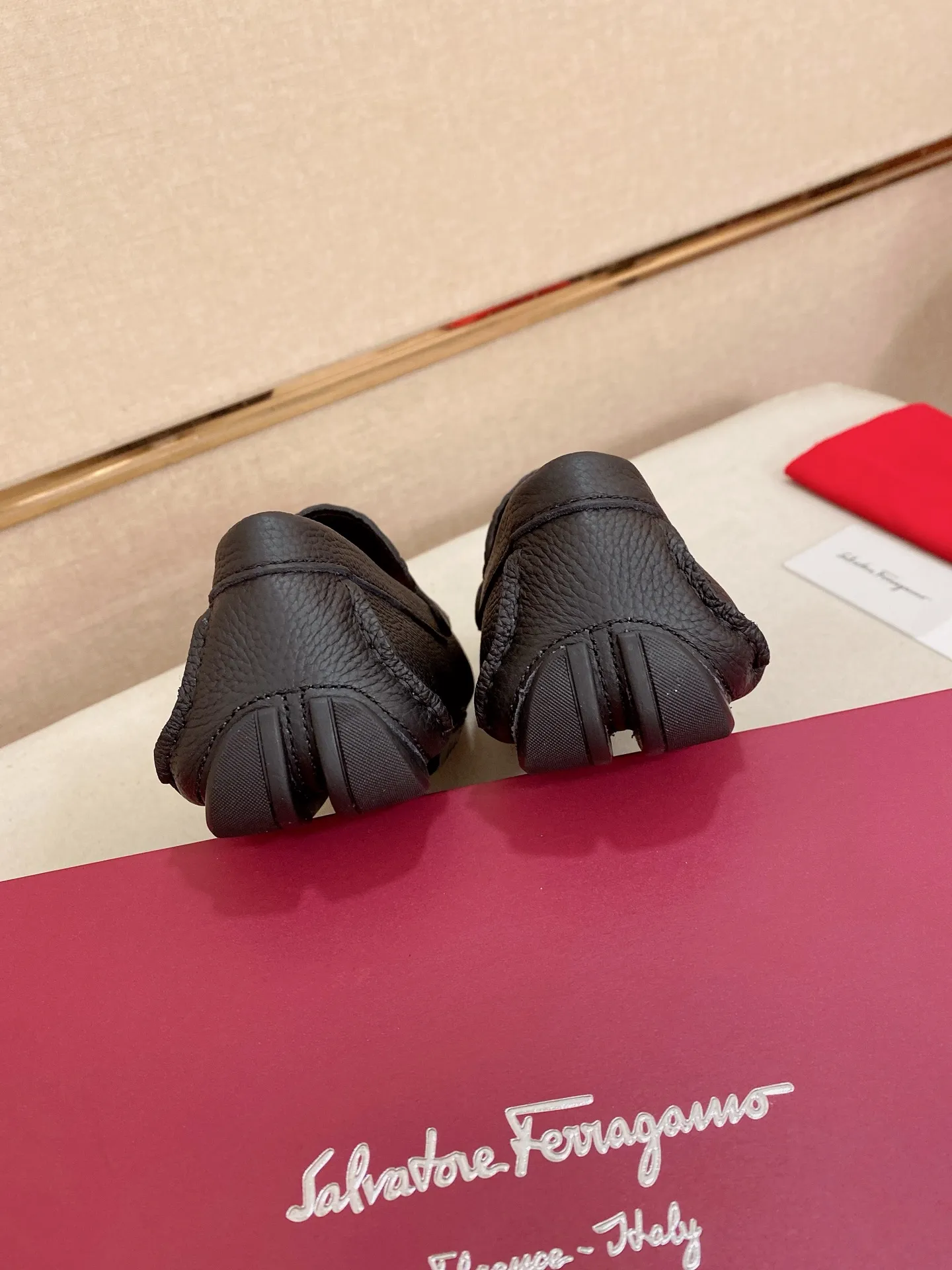 Men's shoes💰: 560💰High-end quality! Ferragamo🆕🆕Exclusive hot-selling products in stock🔥🔥New products on the shelves, high-quality Ferragamo men's pea shoes, high-end casual driving shoes, with complete packaging! 💪 💪 Material: imported first-layer pebbled cowhide 🐂 + imported high-quality water-dyed cowhide lining + wear-resistant outsole 👍🏻👍🏻 Features: high-end and comfortable, purely handmade 🚀 🚀 Create the perfect shoe that suits you best 🔥 🔥 Size: (38-44) 45 standard size can be customized!